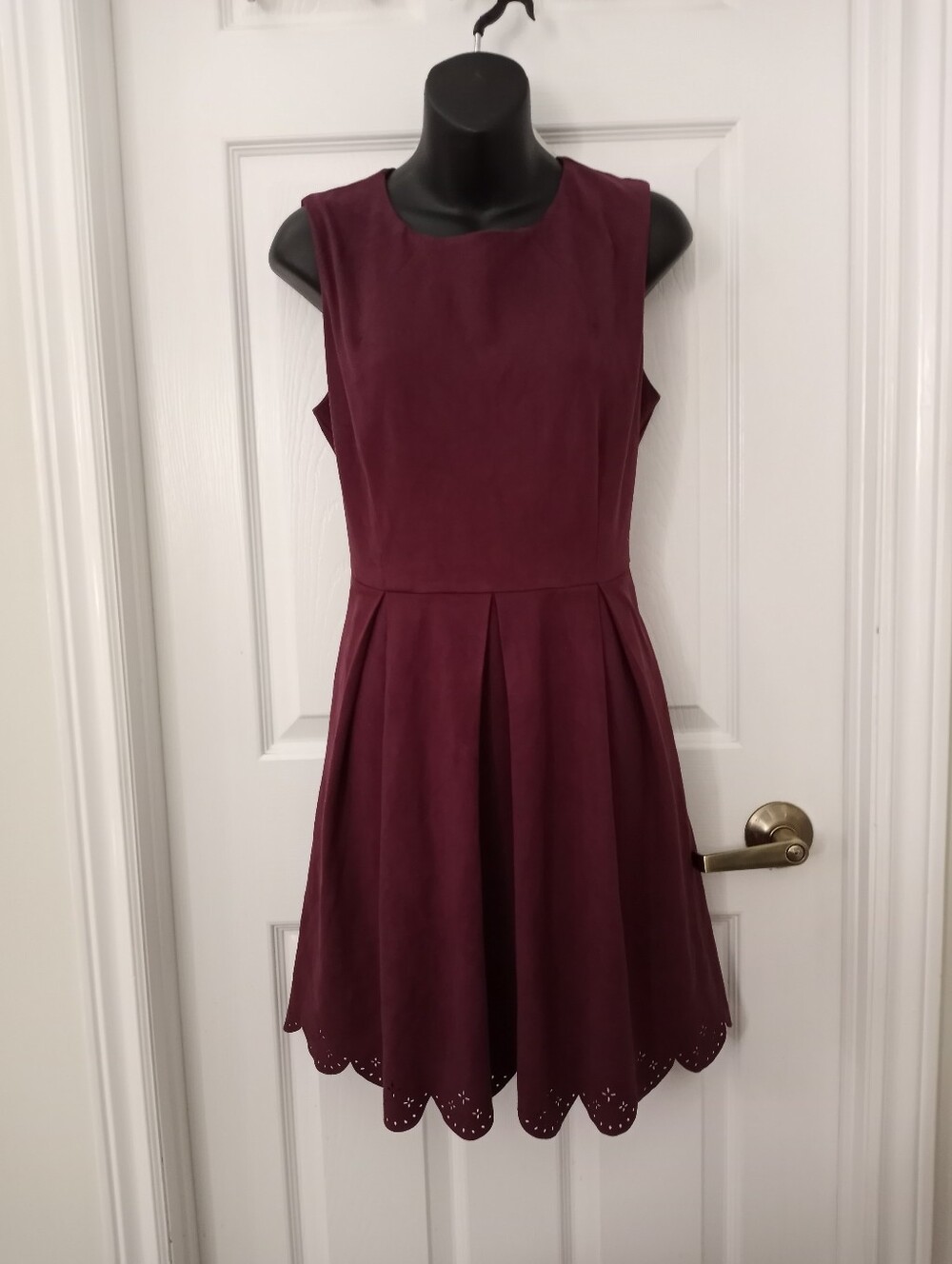 L Pink Martini Sleeveless Scalloped Hem Faux Suede Dress in Wine